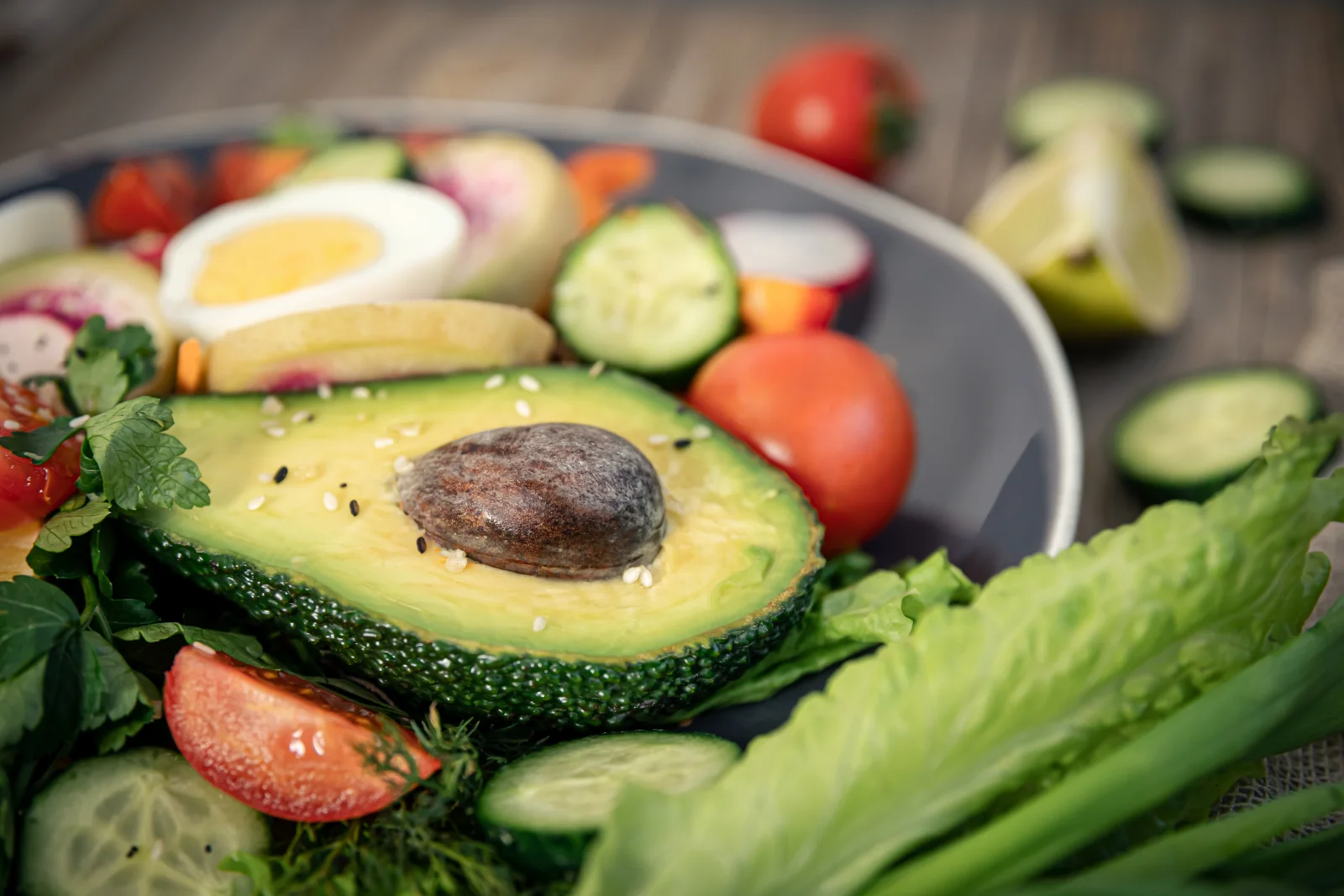 Alimentos saudáveis com baixo teor de FODMAPs organizados sobre a mesa